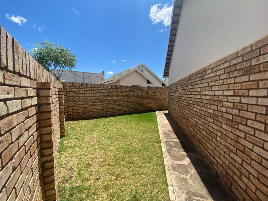 2 Bedroom Property for Sale in Roylglen Gardens Northern Cape